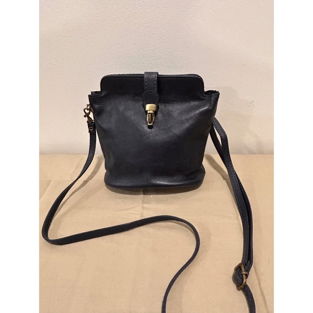 Italian genuine leather crossbody bag/shoulder purse featuring a‎ top snap